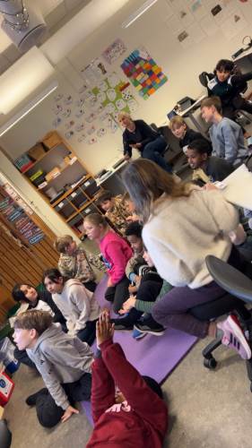 Klassen følger spent med på bil-racet. 